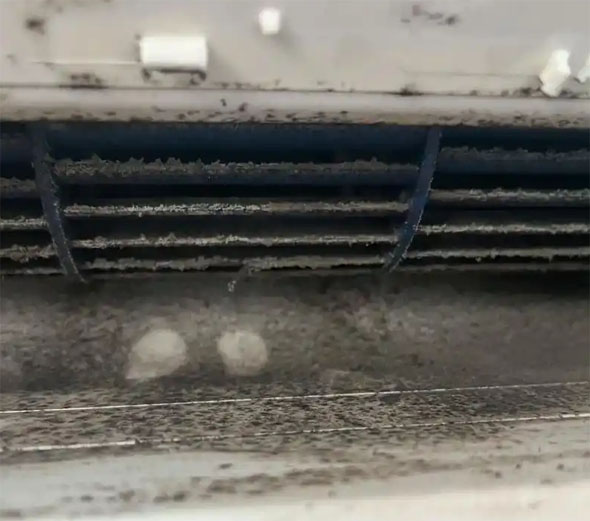 上街空调吹的风有股烧焦味是怎么回事